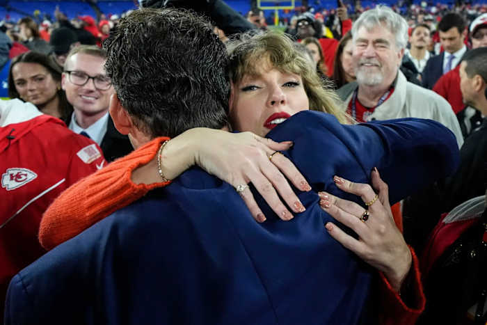 taylor-swift-embraces-former-nfl-75620660